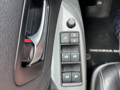 Used 2019 Toyota Sienna SE w/ Carpet Mat Package FWD image 18