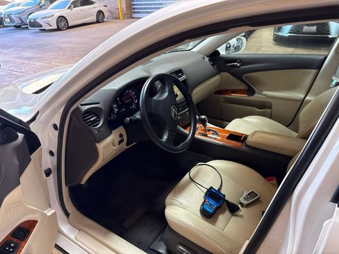 Used 2009 Lexus IS 250 w/ Premium Pkg RWD image 5