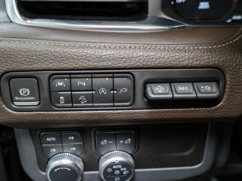 Used 2021 GMC Yukon XL Denali w/ Denali Premium Package image 32