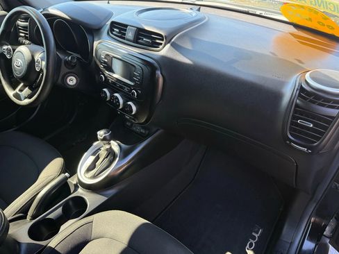 Used 2016 Kia Soul + image 14