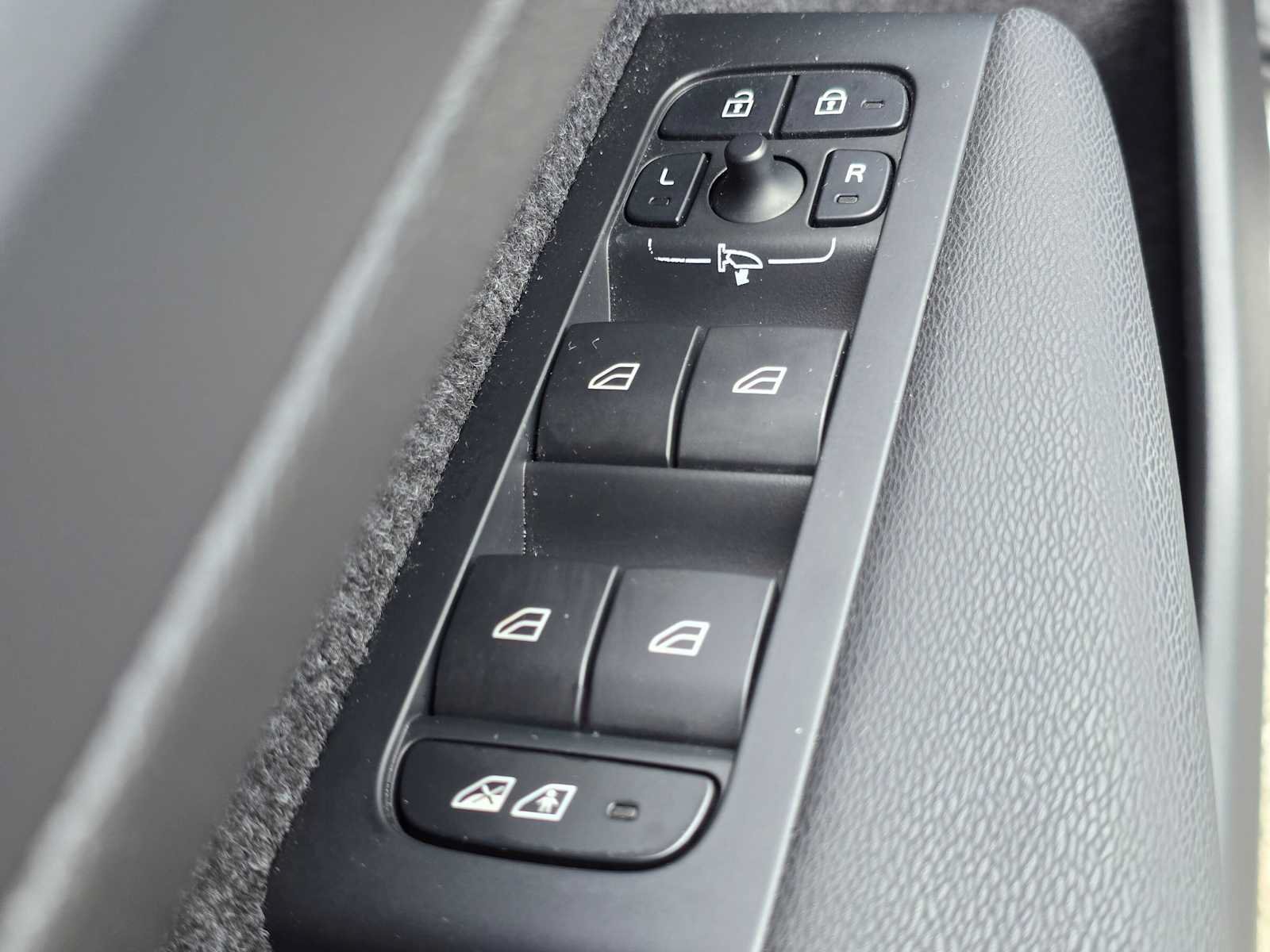 Certified 2023 Volvo XC40 Recharge Ultimate w/ Protection Package Premier AWD/4WD image 22
