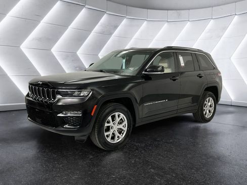 Used 2023 Jeep Grand Cherokee Limited image 3