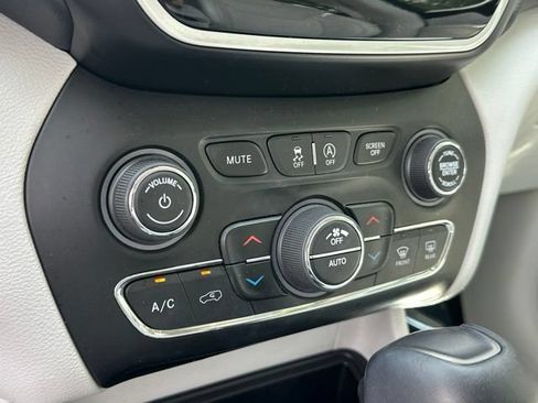 Used 2019 Jeep Cherokee Limited w/ Luxury Group AWD/4WD image 6