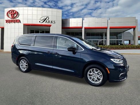 Used 2024 Chrysler Pacifica Touring-L image 1