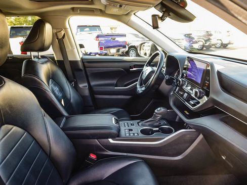 Certified 2023 Toyota Highlander XLE image 20