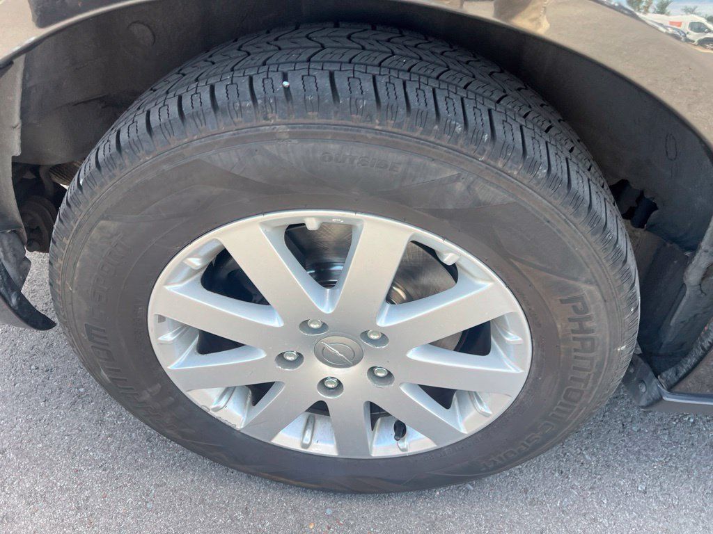 Used 2014 Chrysler Town & Country Touring FWD image 11