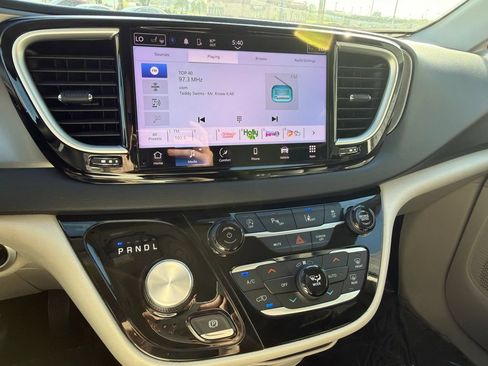 Used 2023 Chrysler Pacifica Touring-L FWD image 25