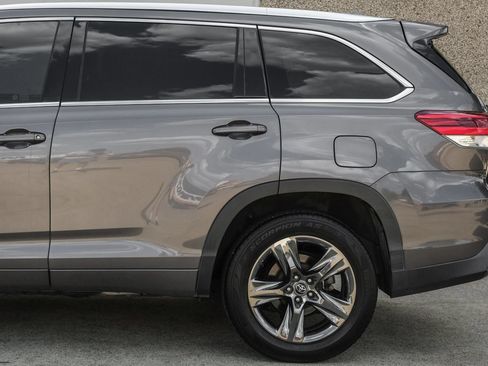 Used 2017 Toyota Highlander Limited Platinum FWD image 15