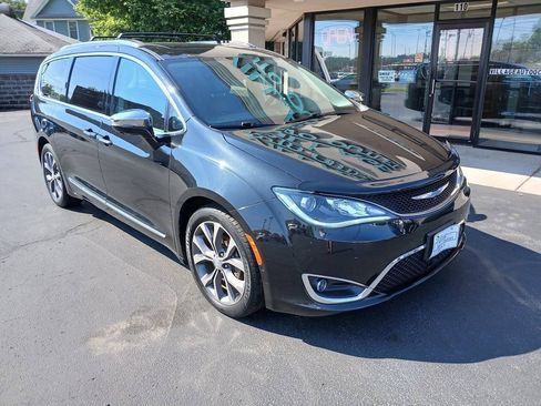 Used 2017 Chrysler Pacifica Limited FWD image 11