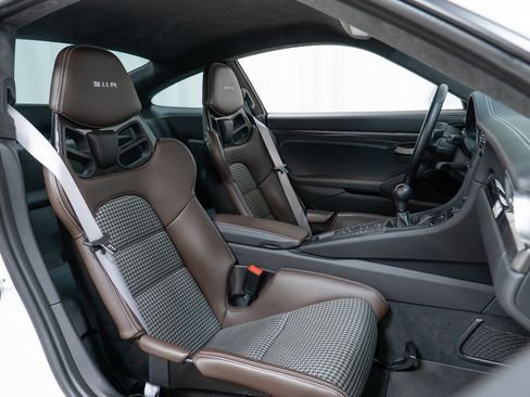 Certified 2016 Porsche 911 R RWD image 34