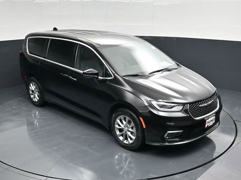 New 2026 Chrysler Pacifica Select image 12