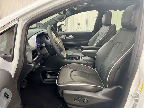 New 2026 Chrysler Pacifica Limited FWD image 21