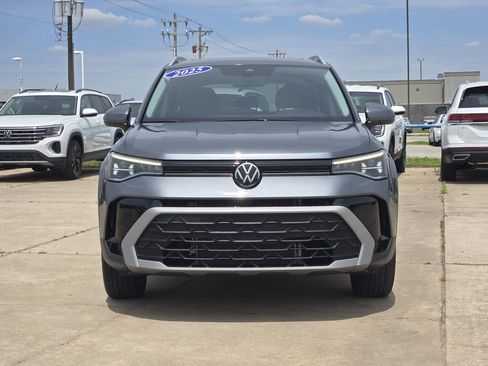 Used 2025 Volkswagen Taos SE AWD/4WD image 2