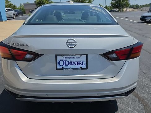 Used 2025 Nissan Altima 2.5 SV FWD image 6