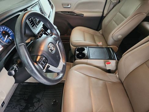 Used 2020 Toyota Sienna XLE Premium FWD image 12