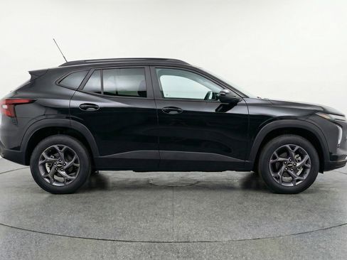 Used 2025 Chevrolet Trax LT image 11