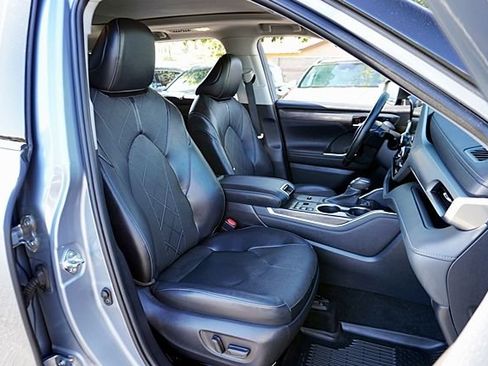 Used 2023 Toyota Highlander Platinum FWD image 12