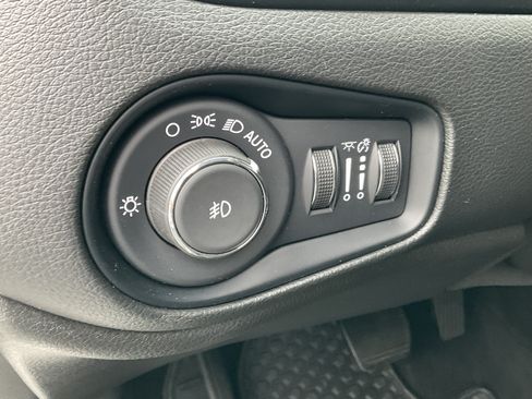 Used 2023 Jeep Renegade Latitude AWD/4WD image 28