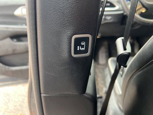 Used 2022 Chrysler Pacifica Limited w/ S Appearance Package image 10