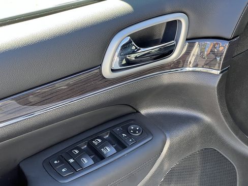 Used 2018 Jeep Grand Cherokee Overland AWD/4WD image 27