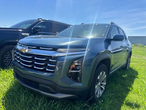 Used 2025 Chevrolet Equinox LT w/ Convenience Package II FWD image 1