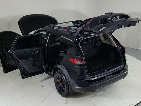 Certified 2025 Nissan Rogue SV image 27