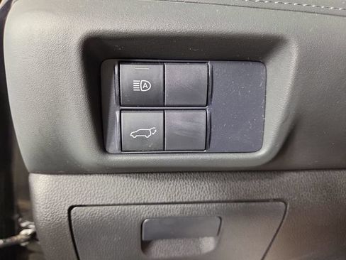 Used 2021 Toyota Highlander XLE AWD/4WD image 29