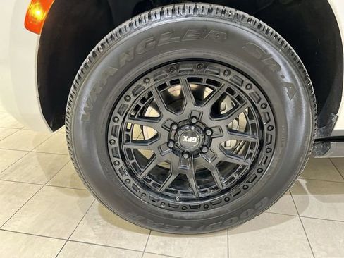 Used 2023 GMC Yukon XL AT4 AWD/4WD image 32