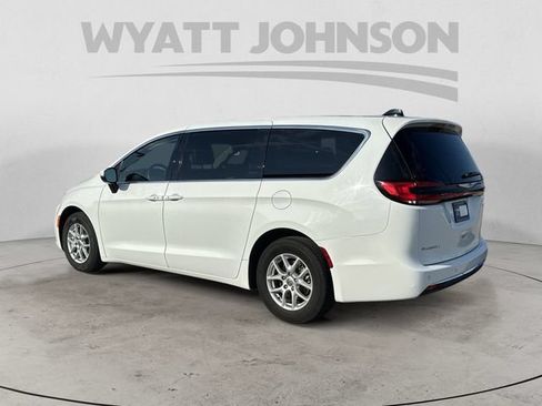 Used 2023 Chrysler Pacifica Touring-L FWD image 3