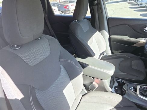 Used 2017 Jeep Cherokee Latitude image 7