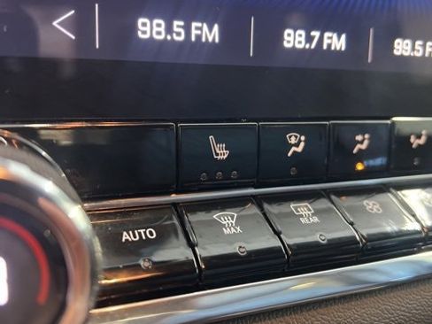 Used 2023 Chevrolet Colorado LT w/ LT Convenience Package III image 6