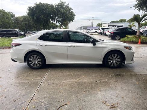Used 2022 Toyota Camry LE FWD image 5