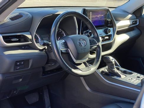 Used 2024 Toyota Highlander XLE image 10