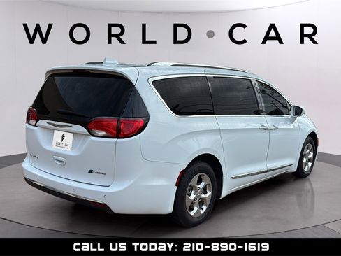 Used 2018 Chrysler Pacifica Touring-L image 17