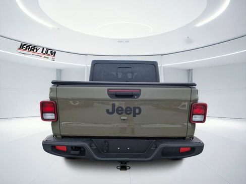 Used 2025 Jeep Gladiator Sport image 4
