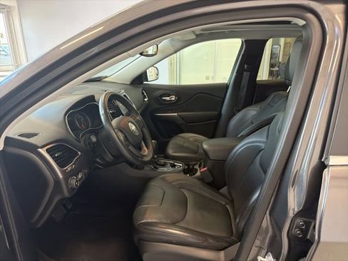 Used 2019 Jeep Cherokee Limited w/ Luxury Group AWD/4WD image 9