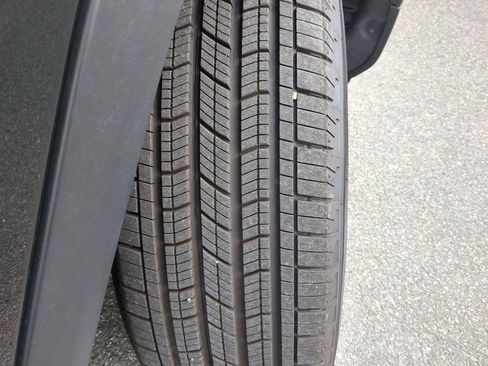 Used 2024 Jeep Grand Cherokee Laredo X image 12