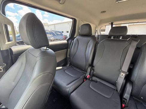 Used 2026 Kia Carnival FWD image 37