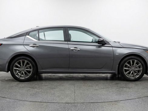 Used 2025 Nissan Altima 2.5 SV FWD image 11