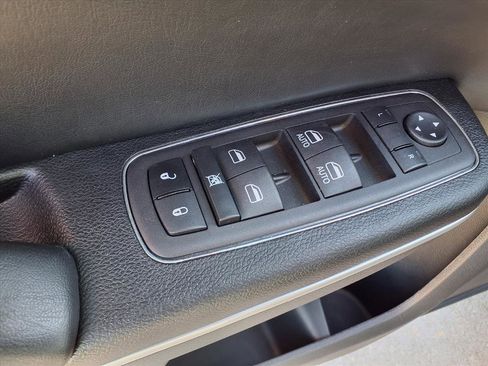 Used 2023 Chrysler 300 Touring w/ Sport Appearance Package image 10