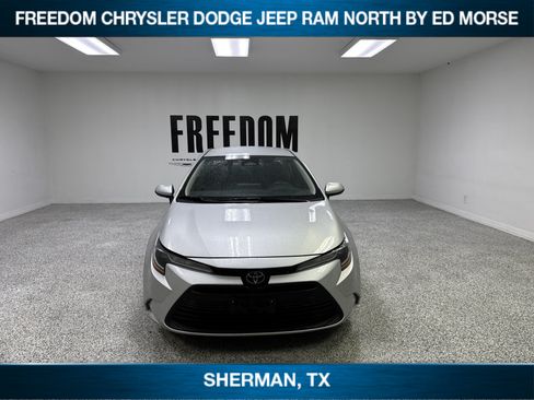 Used 2025 Toyota Corolla LE FWD image 2