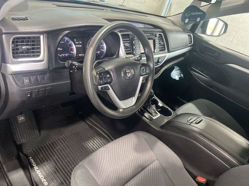 Used 2019 Toyota Highlander LE AWD/4WD image 10