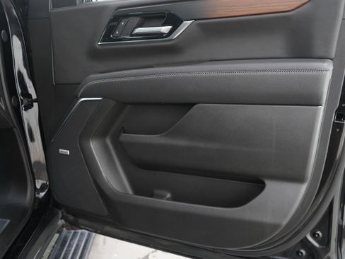 Used 2026 GMC Yukon Denali w/ Denali Reserve Package AWD/4WD image 9