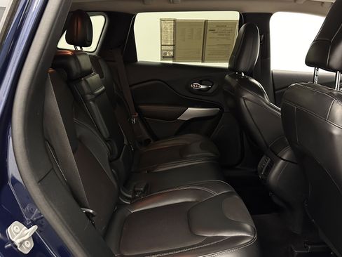 Used 2018 Jeep Cherokee Latitude Plus w/ Comfort/Convenience Group FWD image 34