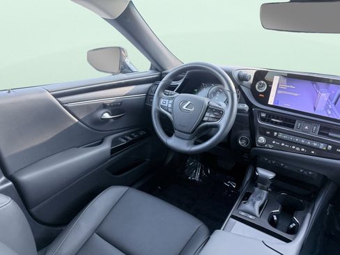 Used 2025 Lexus ES 300h F Sport image 32