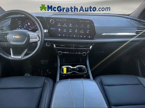 Used 2025 Chevrolet Traverse LT image 8