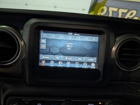 Used 2023 Jeep Gladiator Sport AWD/4WD image 19
