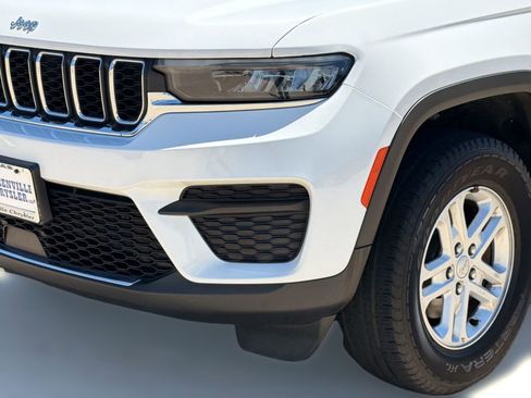 Used 2023 Jeep Grand Cherokee Laredo w/ Luxury Tech Group I AWD/4WD image 11