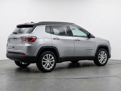 Used 2025 Jeep Compass Limited AWD/4WD image 9