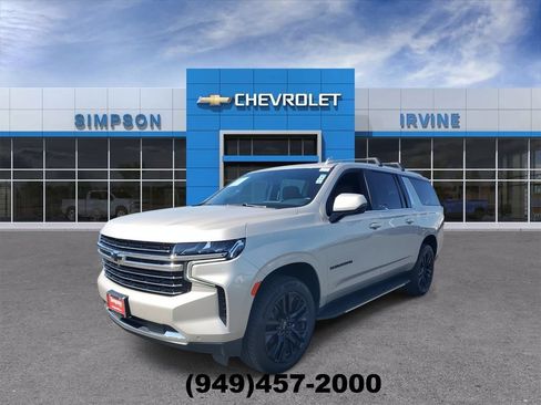 Used 2023 Chevrolet Suburban LT w/ Luxury Package AWD/4WD image 4